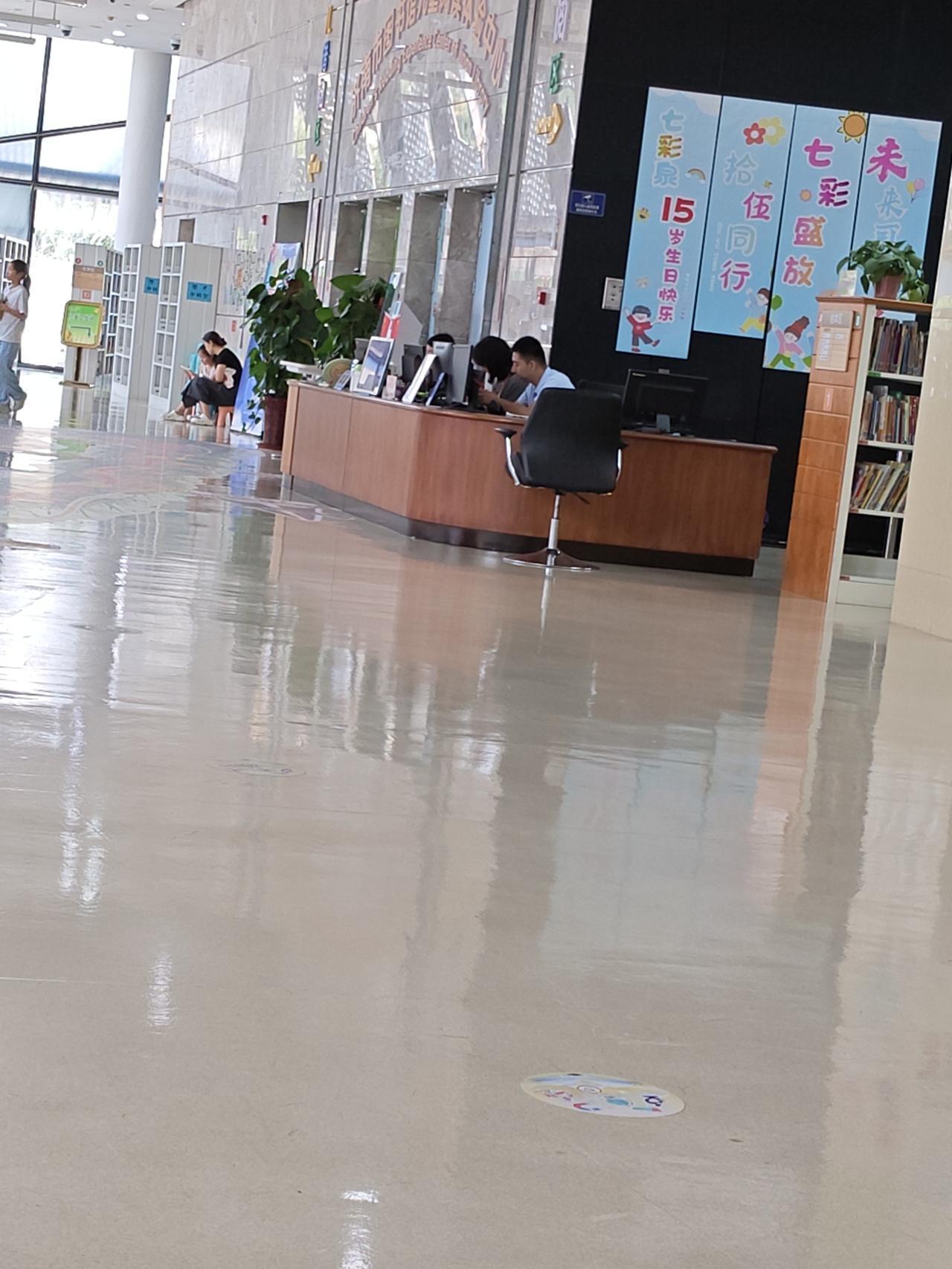 今天带孩子去图书馆，想提高文化修养还得从娃娃抓起，放假期间，大人孩子还挺多，刚开