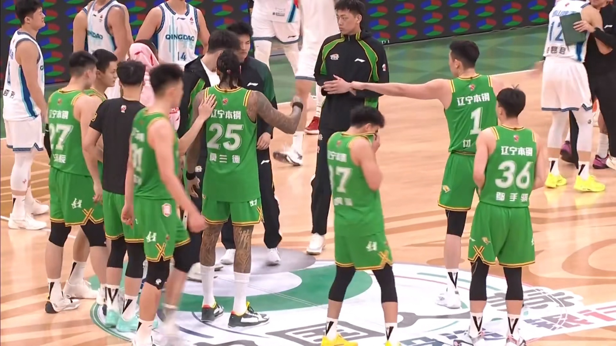 赛后威尔斯没有和辽宁队在中圈加油而是一个人走回了更衣室本场比赛辽宁队只有威尔斯一