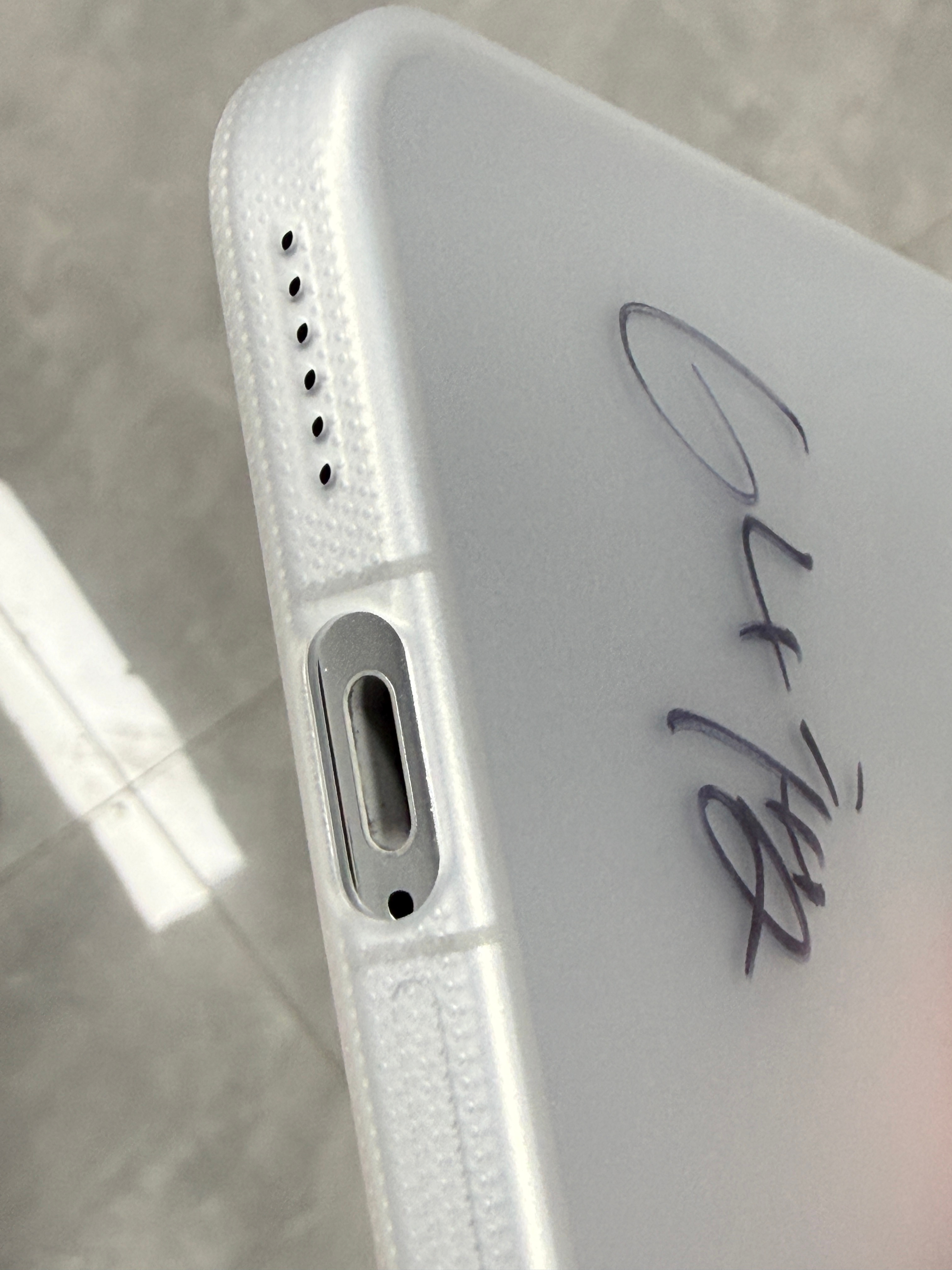 用上华为mate 80 PRO max超薄壳的朋友有没有发现一个小细节，就是这个