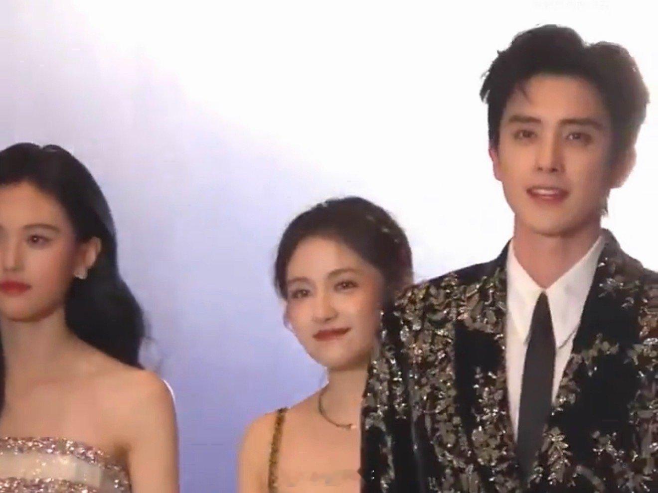 敖瑞鹏李兰迪沈羽洁尖叫之夜走红毯 哈哈哈哈哈怎么会有这么抓马的事情啊，敖瑞鹏的两