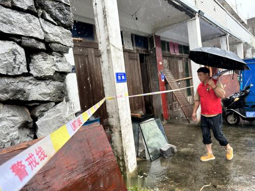 【温州一排民房后山塌方！】8月28日“沙德尔”暴雨中，苍南赤溪镇流岐岙村一排两层