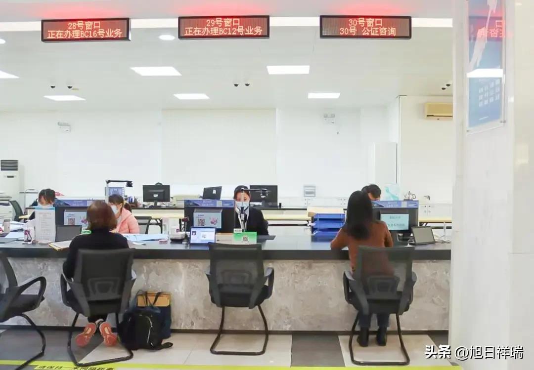 深圳男子立公证遗嘱把遗产全给婚生女，非婚生子起诉要分财产。法院：与婚生女享有同等