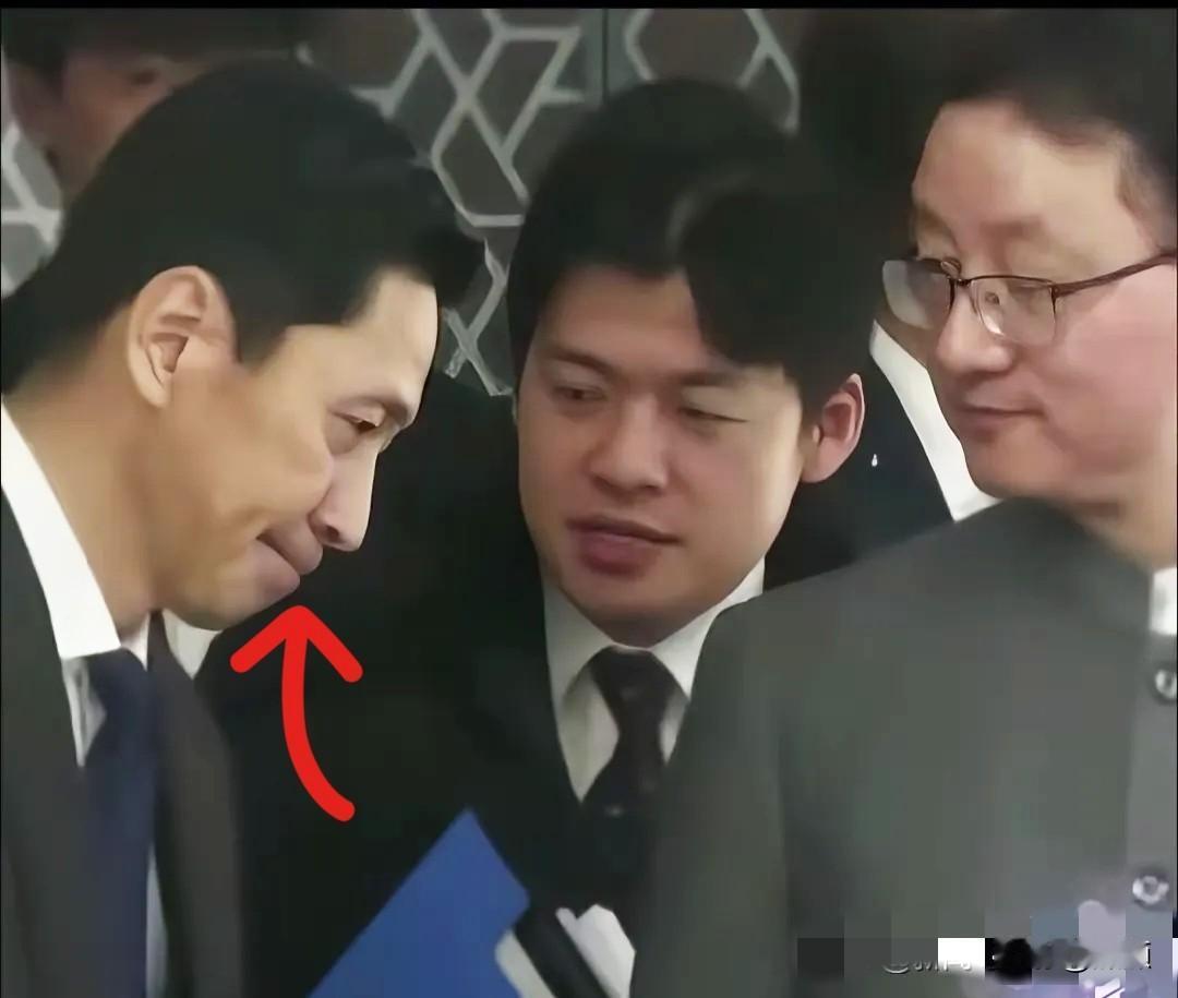 谁真信了倭人的的所谓“解释”，谁就输了！看倭使金井正彰与我方外交官见面时的照片，