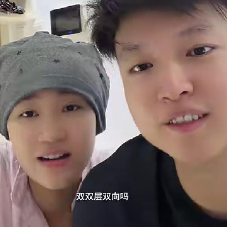 小松的妈妈每天在中国河口照顾秋秋月子，经常会看小松的视频直播视频。她会看小松的视