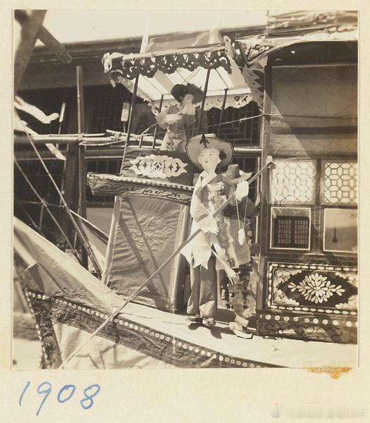 民国时期中国葬礼上使用的纸人纸马 