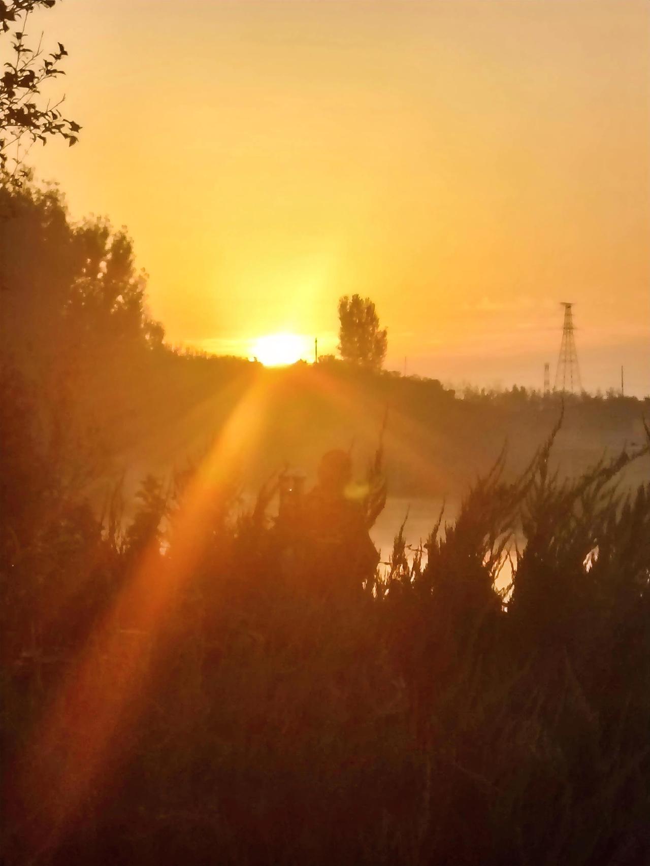 看着你我不自觉得笑了。笑什么，你的笑容象一朵彩云。慢慢尤尤的飘，那两只明亮的双眼