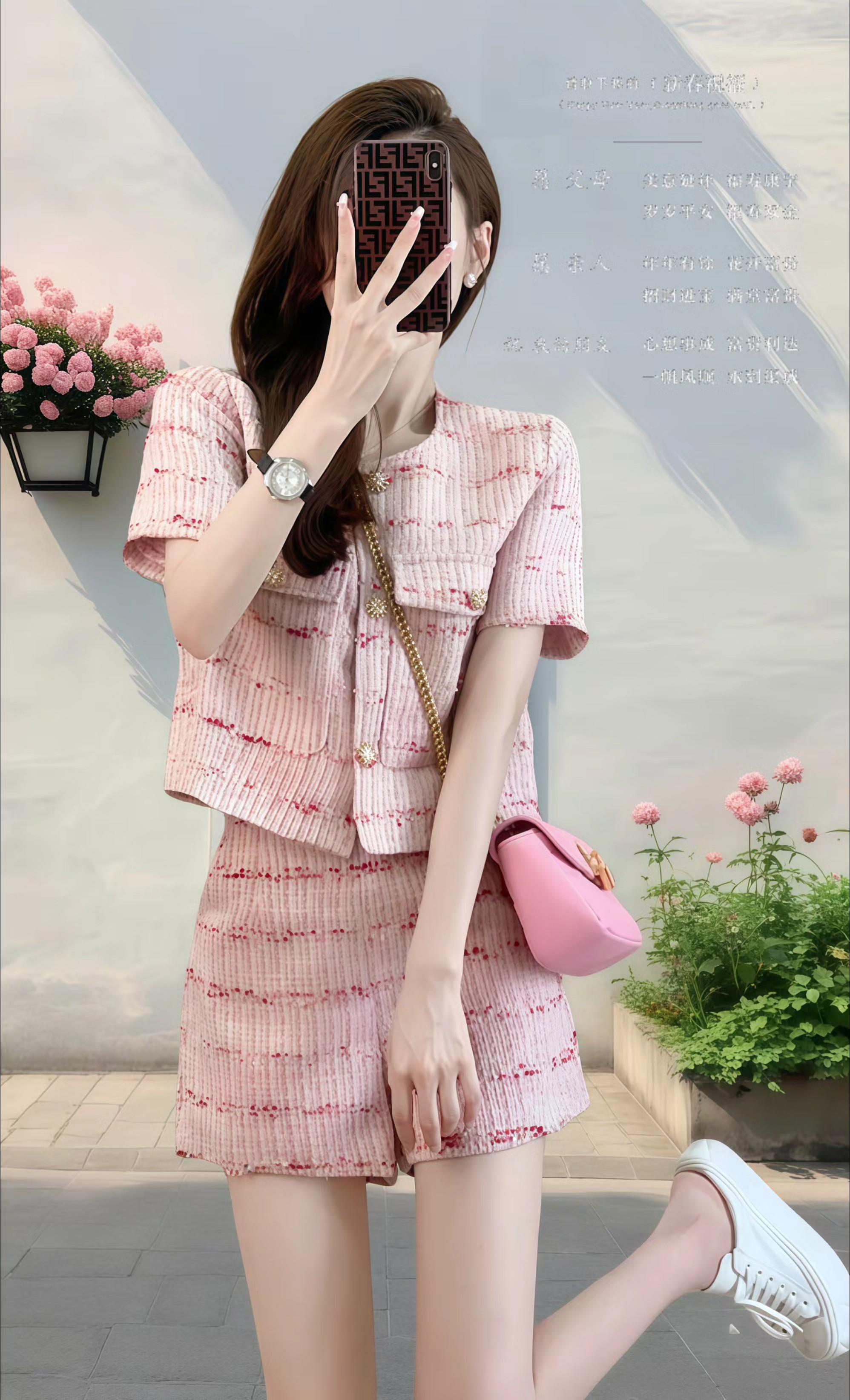 姐妹们，这套衣服也太显瘦了吧？我本来是微胖的身材，但是穿上这套衣服之后...