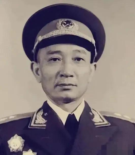 1949年，22军军长孙继先的女儿在门口玩耍，一个男人突然跑了过来，一把抱起了孙