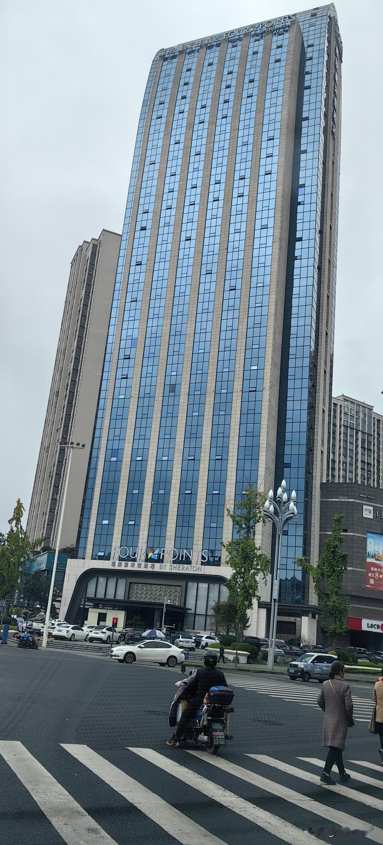 有时候房子的名字还是挺有讲究。像这座房子，之前它的名字叫中沅广场，重新被一个酒店