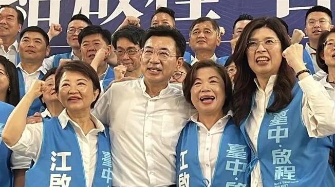 今天国民党如期举办台中市誓师大会，主题居然是三个姐姐爱江启臣。
三个姐姐，分别是