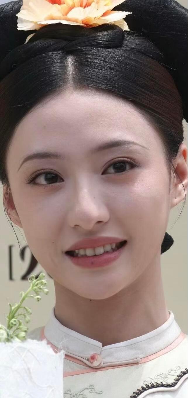 胡连馨生图怼脸拍。