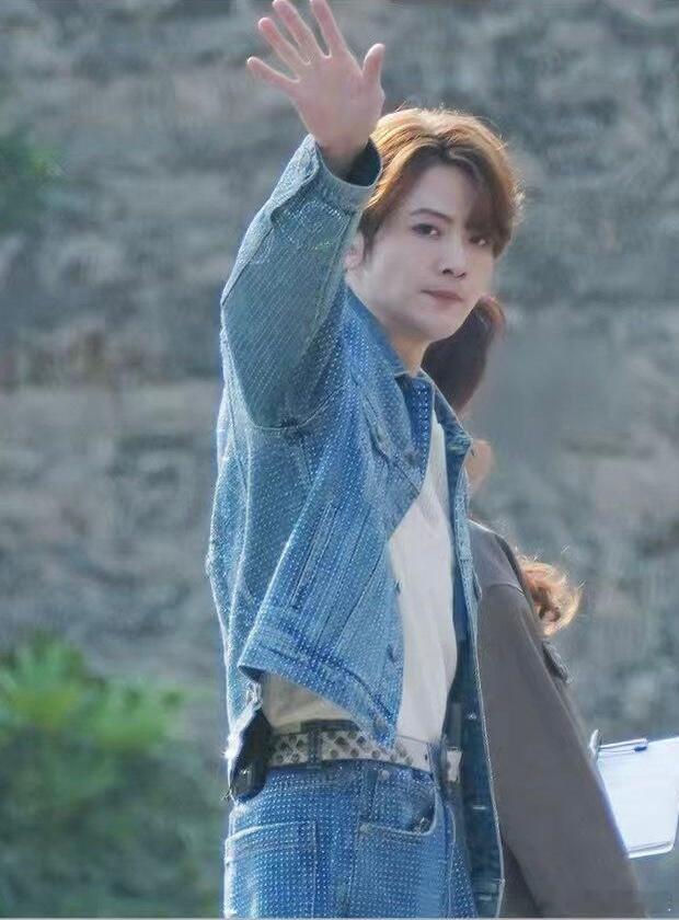 刘端端的综艺感绝了！鞋带松了靠学狗叫转移注意力，甩笔笑趴薛之谦周深，张靓颖点评笑