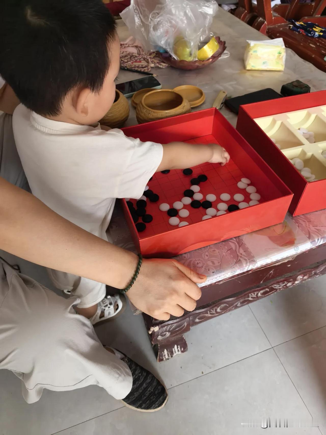 这家伙，是我侄孙，这两天凉快了，被嫂子从许昌带回来，准备在老家住几天。

刚刚一