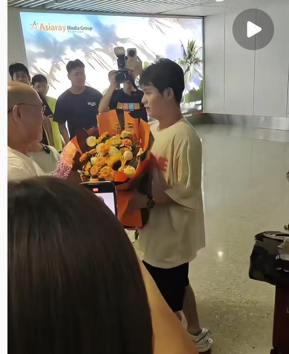 世界冠军林诗栋回到家乡海南——鲜花掌声欢迎英雄回家！
经过伦敦世乒赛的洗礼，
林