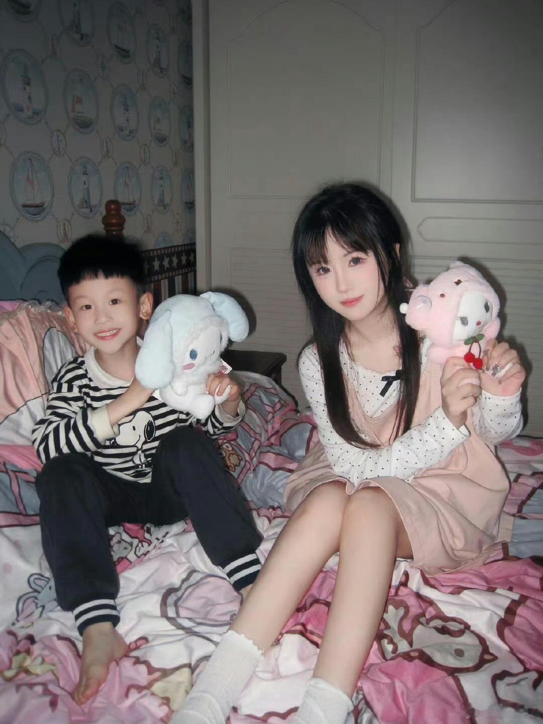 杨清柠和儿子合照就像两姐弟，没什么年龄差。 