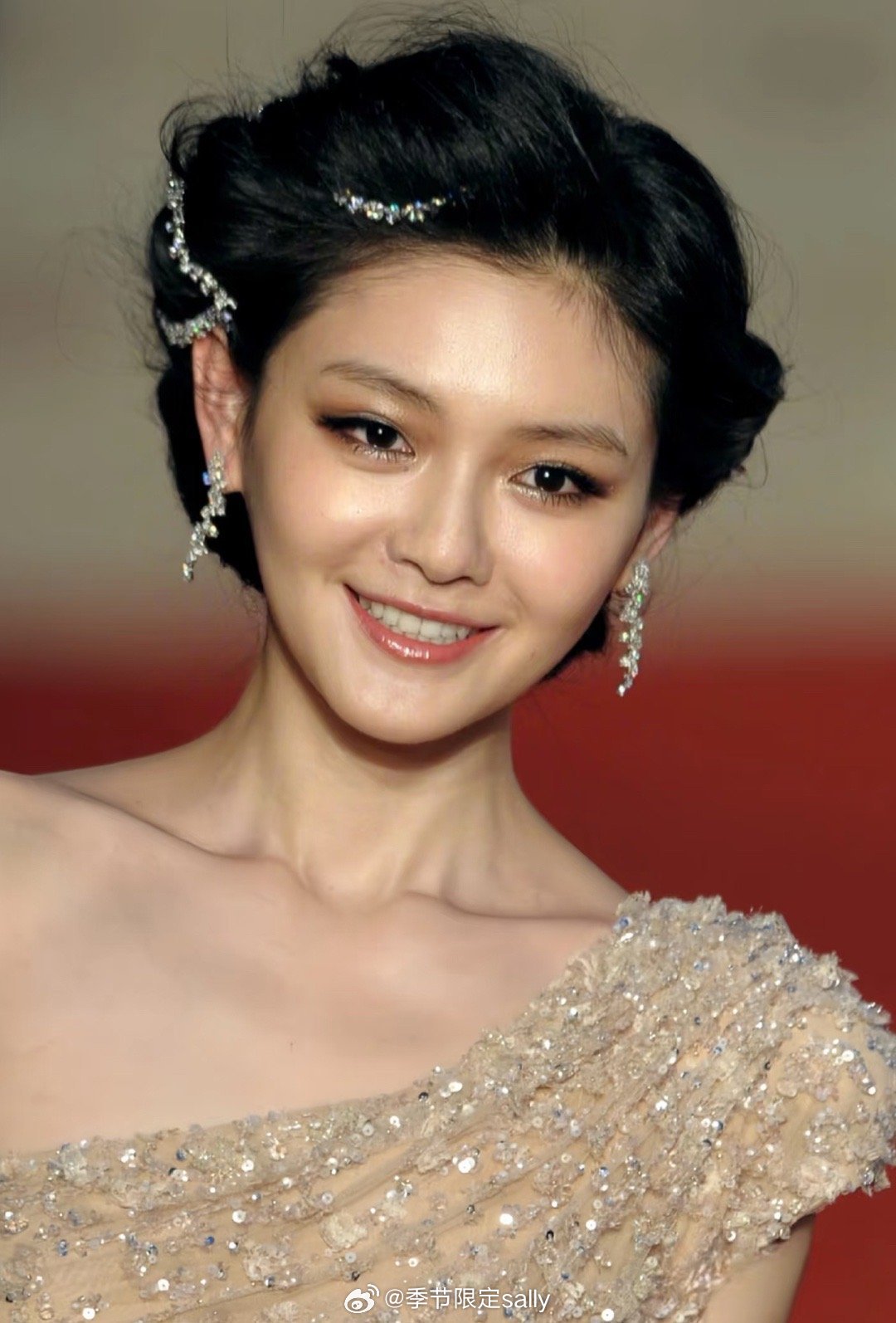 大S把需要露出的珠宝项链编进头发里，因为这条高定礼服如果搭配项链会很多余，审美蛮