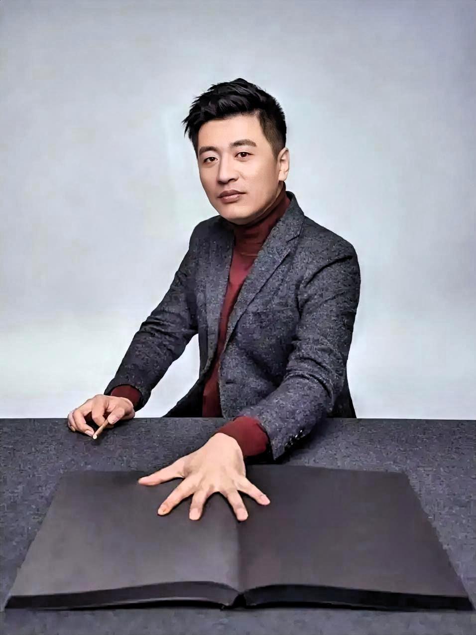 关于张雪峰，曾有三波人劝他不要跑马拉松。
医生因他劳累住院明确警示，长期熬夜高压