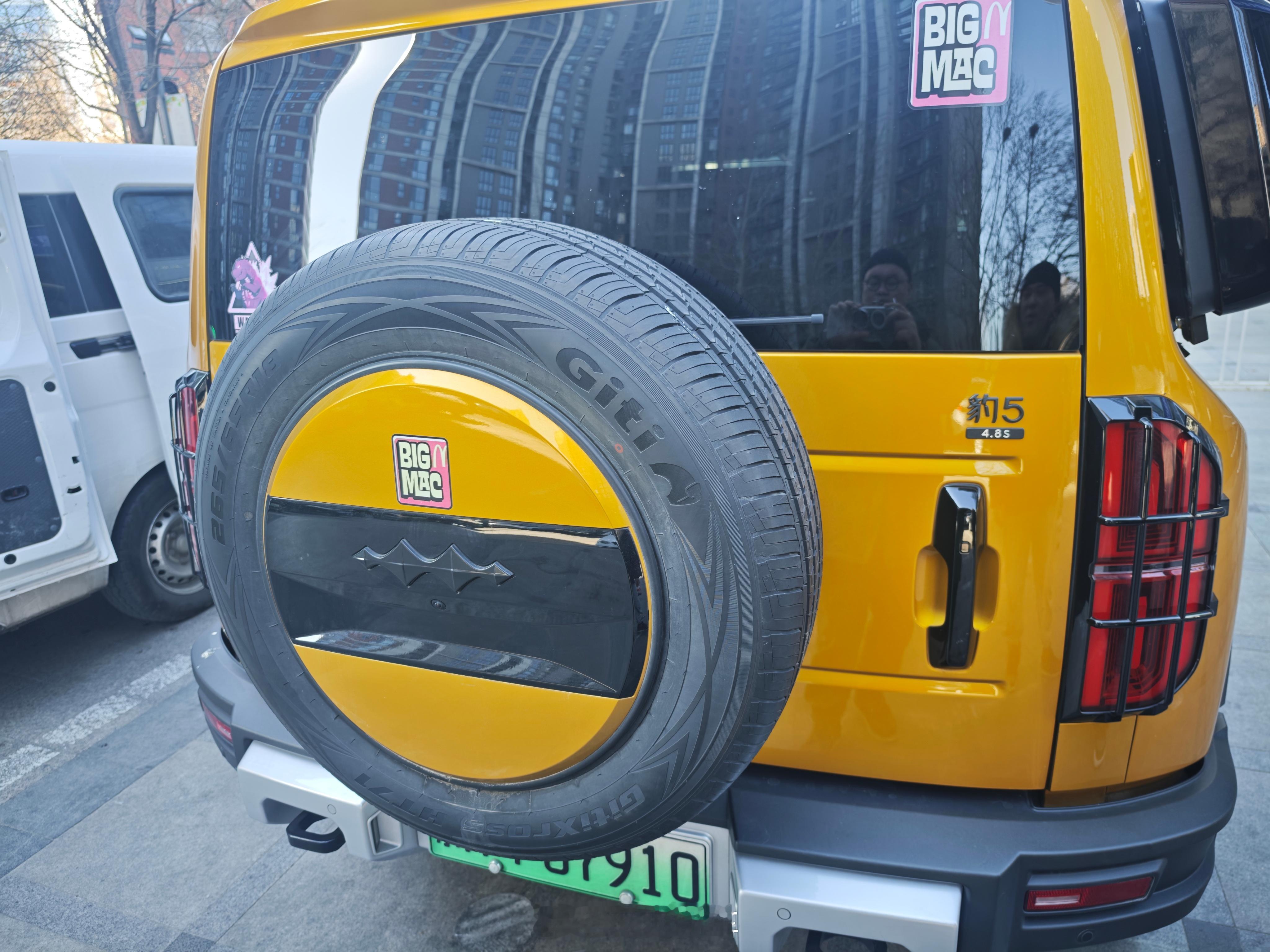 冬天胎被扎实在太难熬了，亲手体验了一把更换小书包备胎，死沉贼费劲，随车附赠的千斤