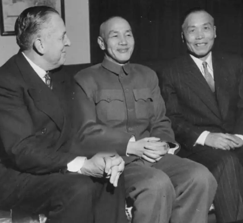 1949年，李宗仁设宴款待蒋介石，散席后他却怒不可遏，痛骂"蒋家父子真是小人"。