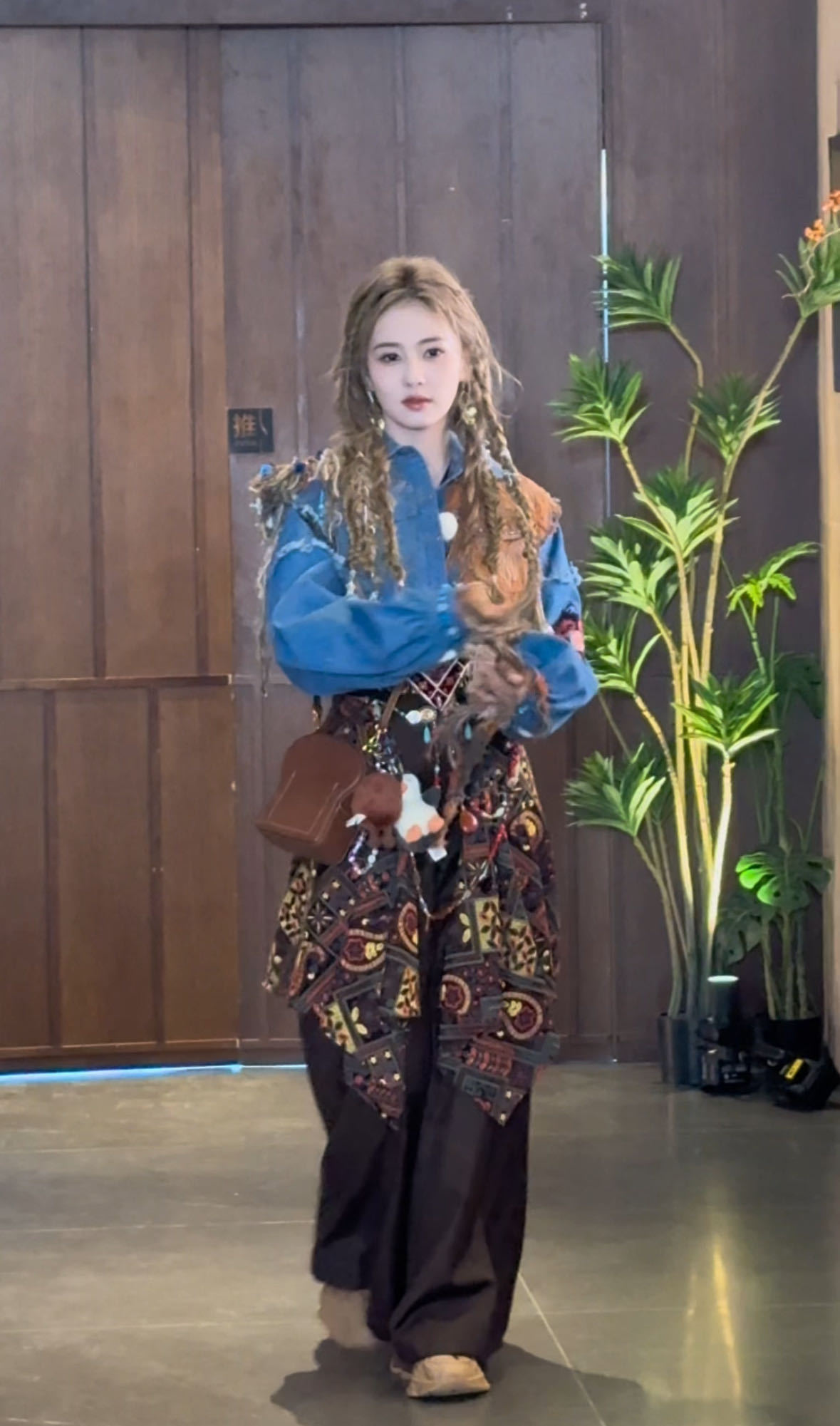 白鹿完美复刻了所有人买新衣服后的样子！塔吉克族服饰一穿，立马转圈展示、开心蹦跳，