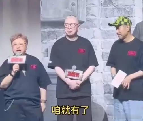 韩红“走个面儿”事件为啥引起群愤，简单打个比方:富人的朋友饭店开业，富人对穷人说