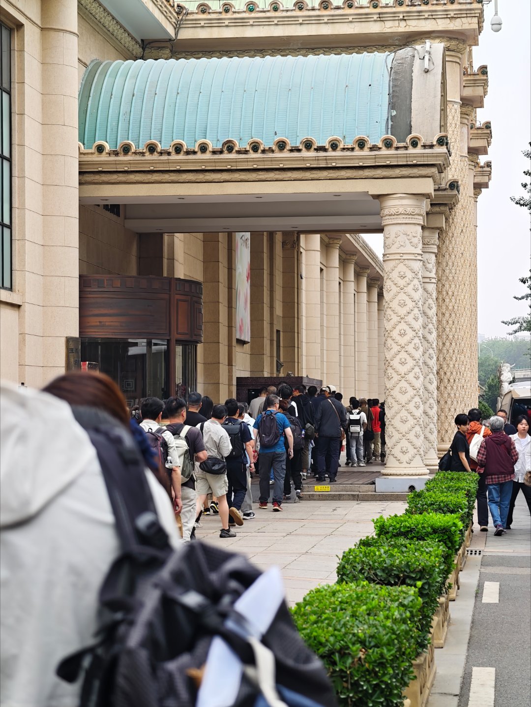 P&E 展这个排队排到我真的哈哈哈哈哈哈哈哈哈哈哈哈我的妈呀我在车展和摩托展都没