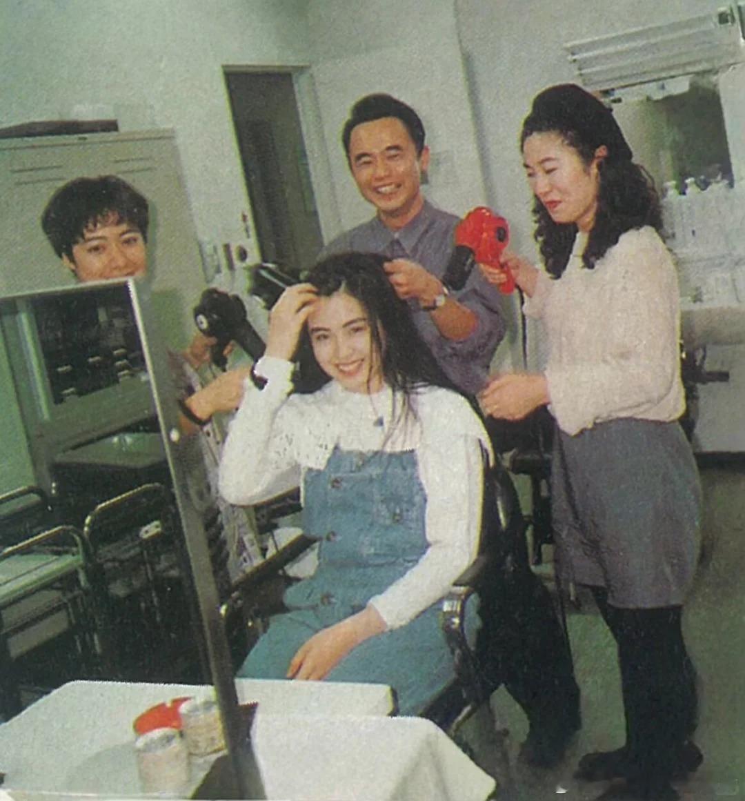 1993年王祖贤在日本拍摄杂志广告期间的造型花絮照 