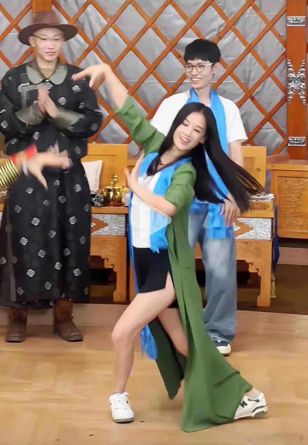 嘉宾都在夸黄圣依跳舞好美，只有李行亮在看麦麦 ​​​