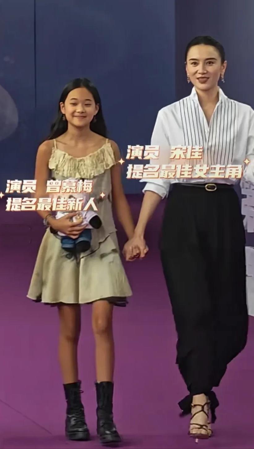 梅婷没想到，自己最爱的女儿曾慕梅，12岁就开始给自己疯狂长脸了！

不愧是赢在了