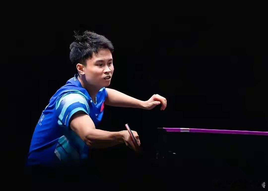 周启豪进男单4强，周启豪与黄友政展开激烈角逐，最终周启豪在先丢一局的情况下连扳三