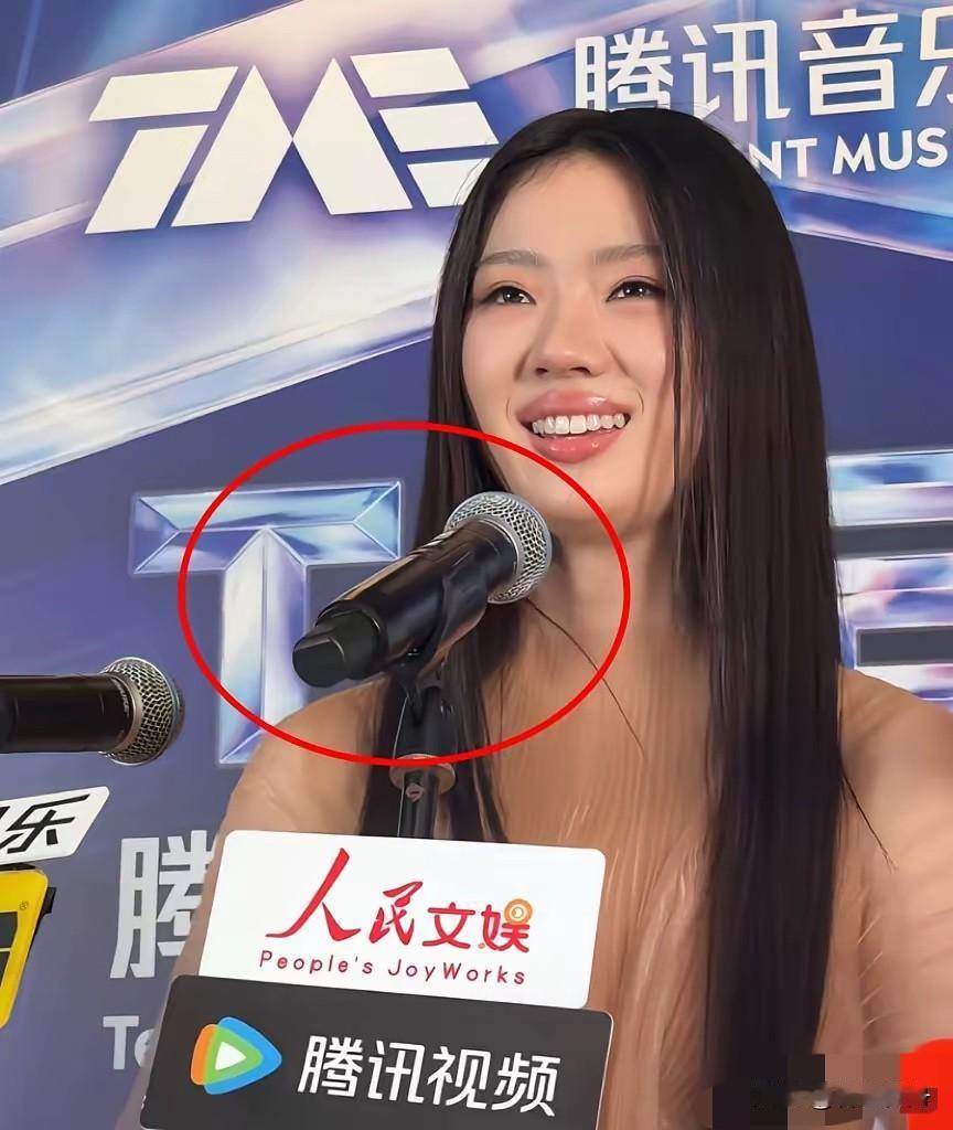 内娱终于出现了一个可怕的歌手，
就是单依纯。
不是说她长相，是说她唱歌，竟然能把