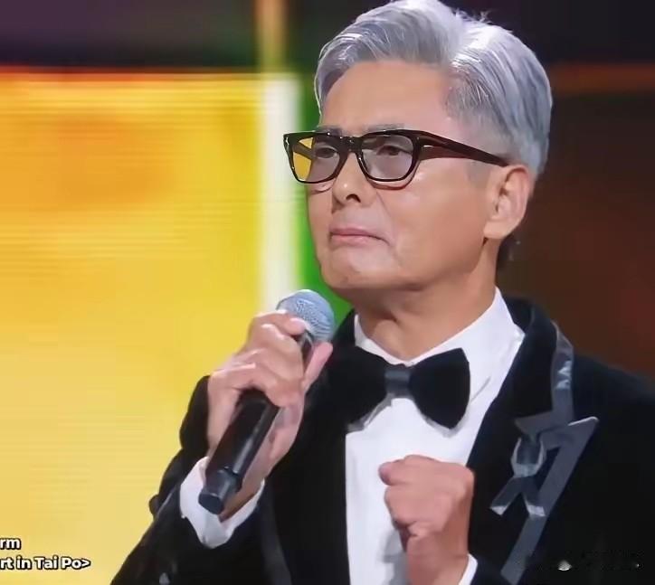 70岁的周润发作为压轴嘉宾，在颁奖前临时中断流程，用粤语、普通话、英语三语呼吁全