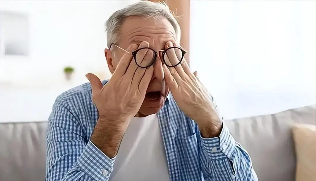 上班族盯屏幕半年，眼干涩如针扎，为什么贵蓝莓奶昔喝再多，视力模糊还加剧？

临床