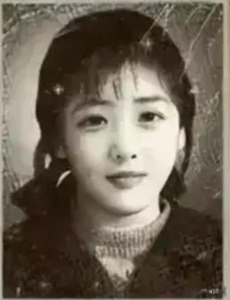一位网友的母亲，19岁参加高考时的照片，那一年是1977年。无可而感，无比赞叹，