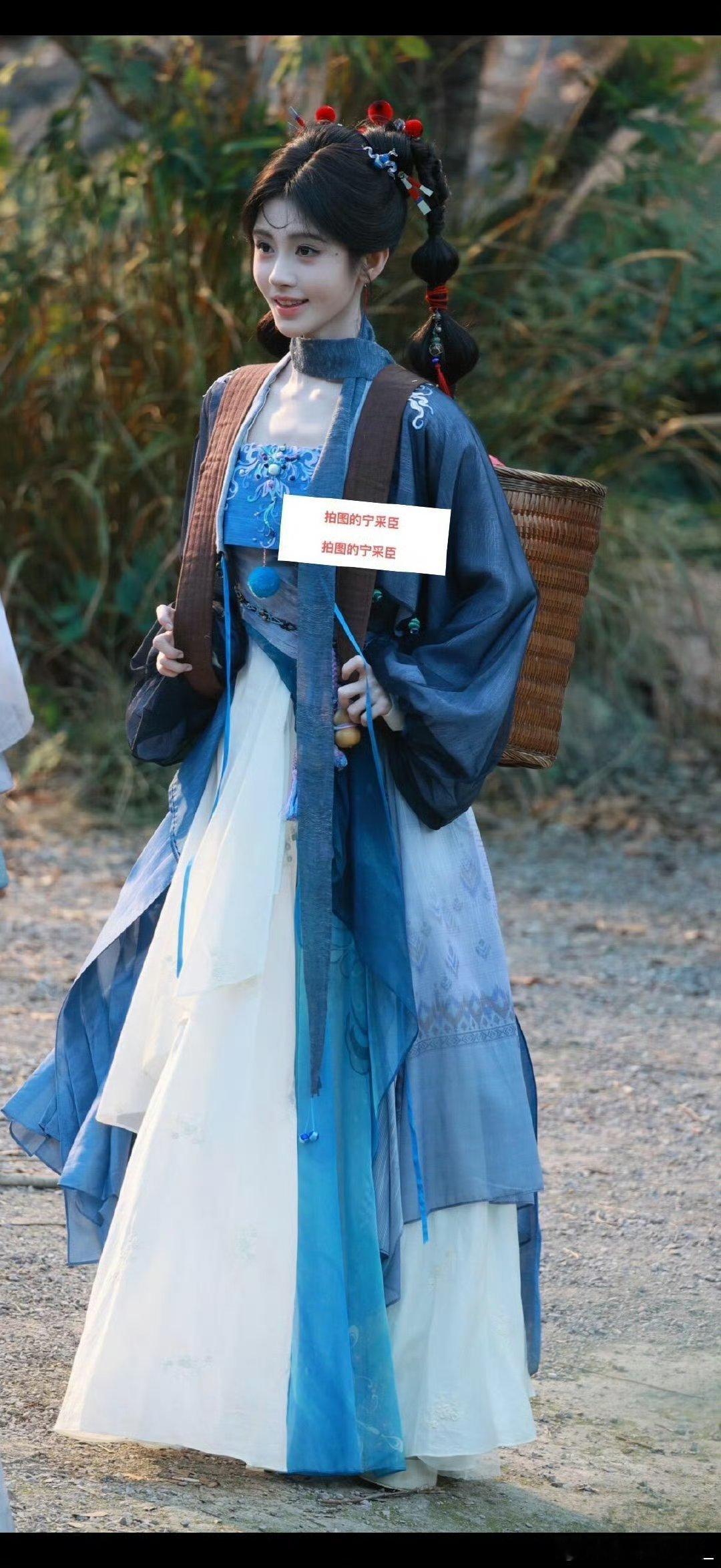 阿黛大王也过冬 都围上围巾了[doge] ​​​