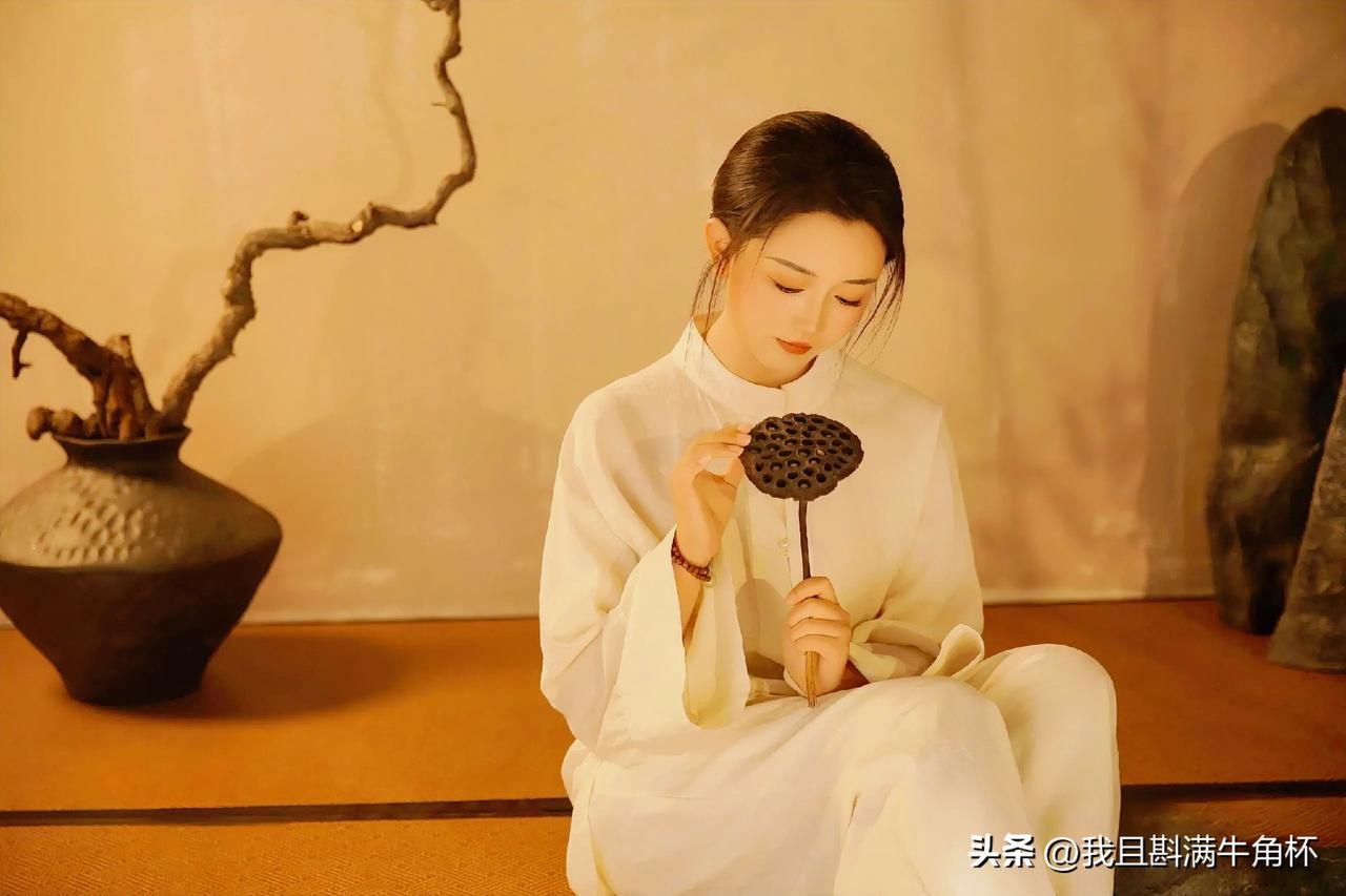 下联：晚风吹尽世间愁
上联：有请雅士[玫瑰][玫瑰][玫瑰]