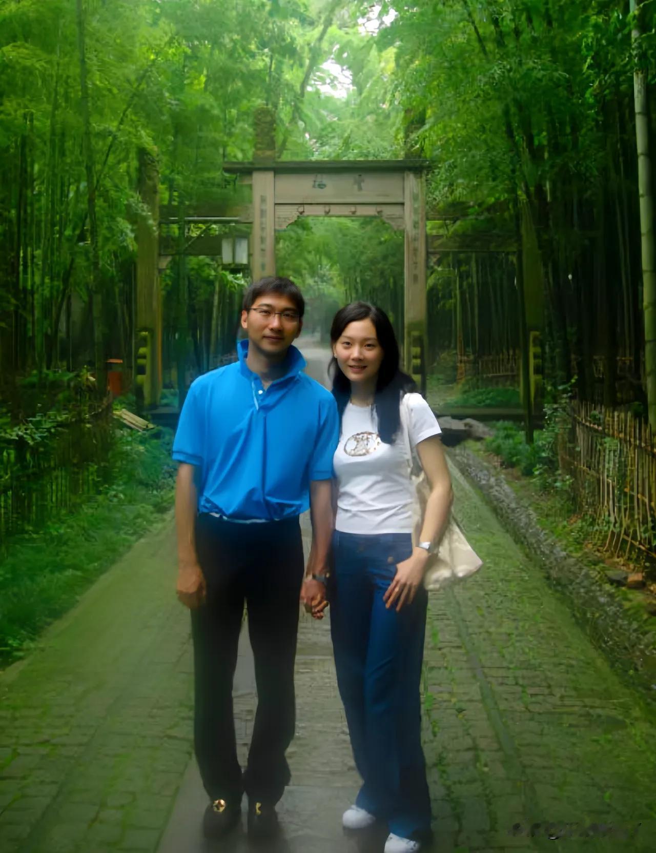 2008年，陈数与赵胤胤在杭州云栖竹径，留下的美好瞬间。陈数是华语影视圈极具辨识