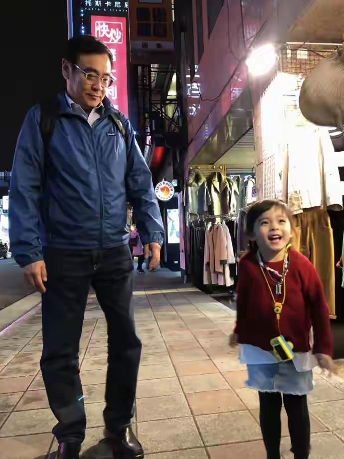 尔冬升女儿好漂亮导演尔冬升的女儿可爱漂亮，提到她笑起来和尔冬升年轻时常相似，完美