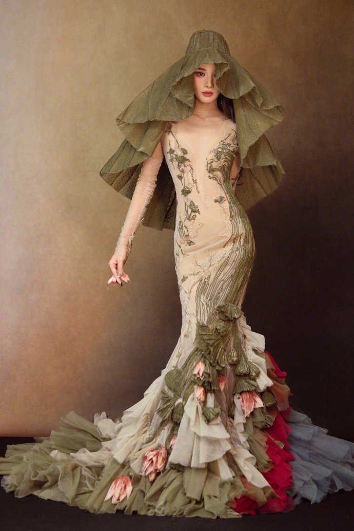 谁给彭小苒选的帽子 从帽子就能看出，彭小苒和她的团队在时尚上有清晰的自我认知。他