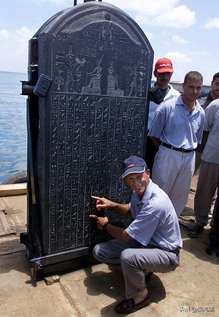 这是一块黑色花岗岩埃及石碑，在打捞出水后正在被记录，这块石碑很可能来自尼罗河三角