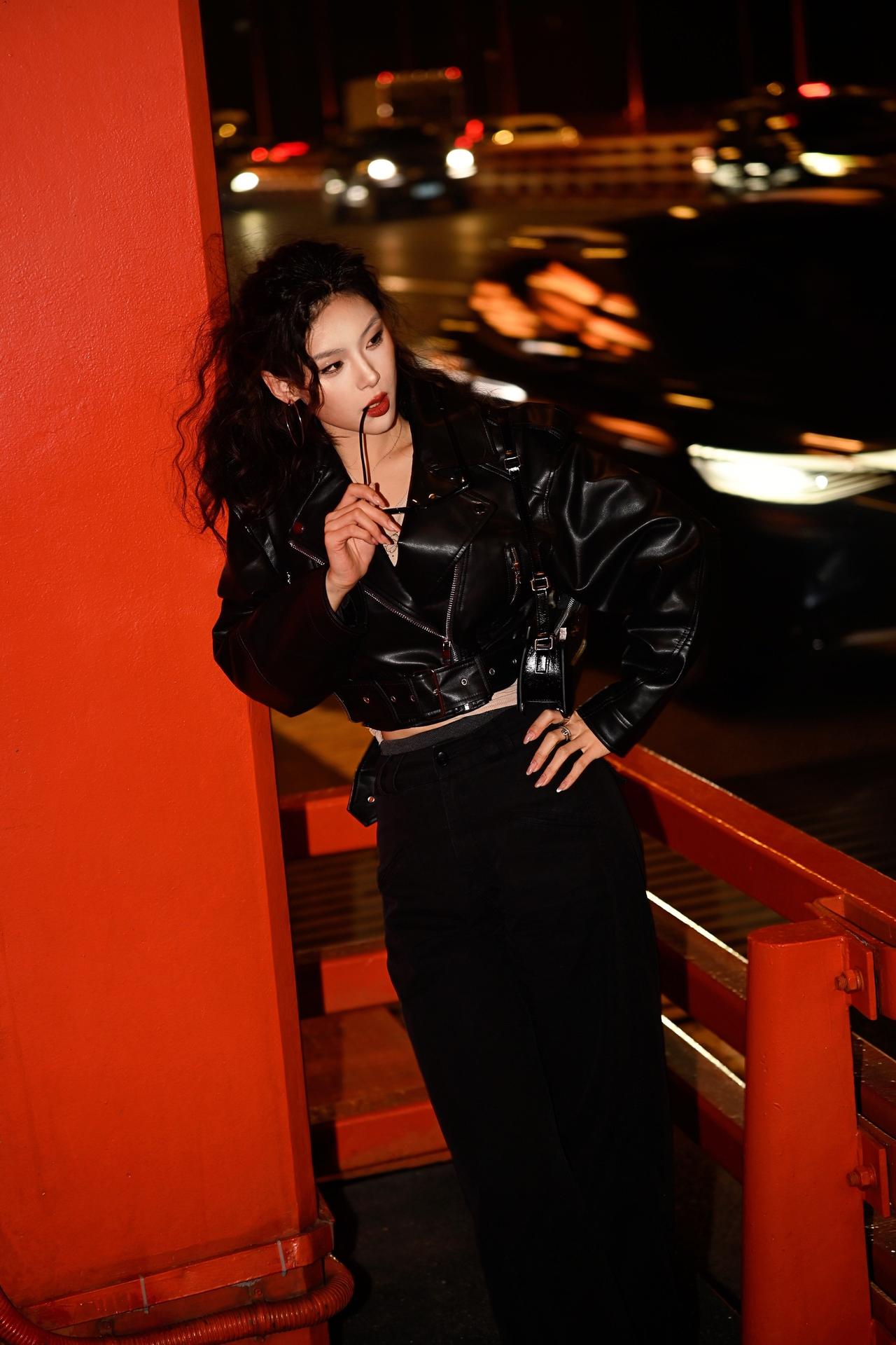 尼康街拍 | 被欺负了？姐去帮你出气！长江大桥夜景太好拍了，模特还是全自动，只用