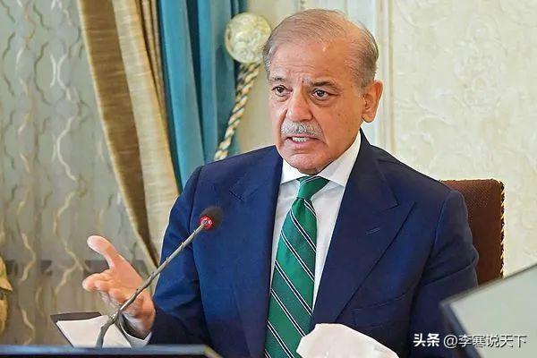 杀入波斯湾！巴基斯坦054AP护卫舰贴身护油轮！

就在美伊对峙进入白热化、霍尔