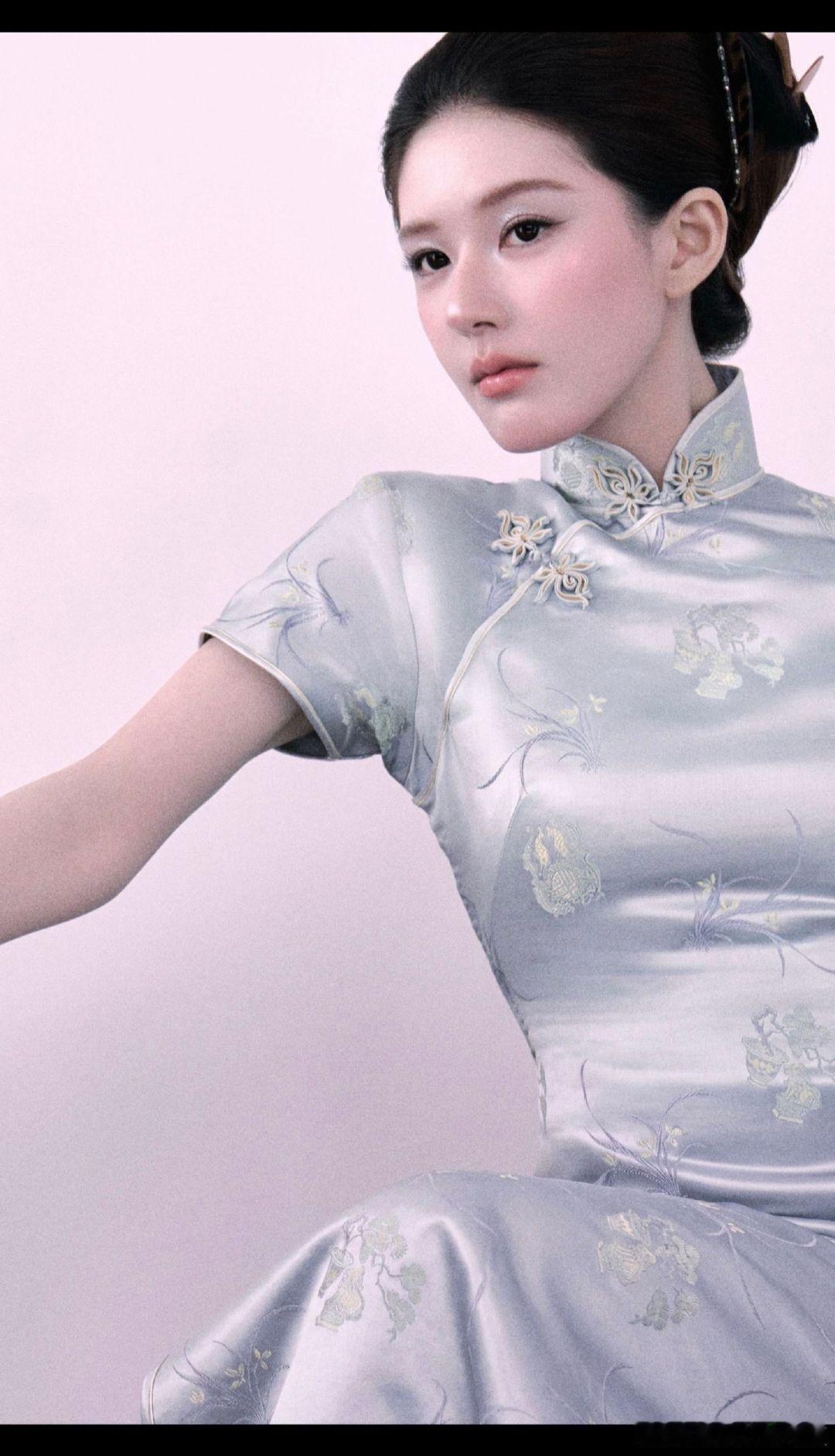 赵露思[超话]上城士旗袍审美积累上城士古董旗袍 ​​​上城士旗袍审美也没话说，全
