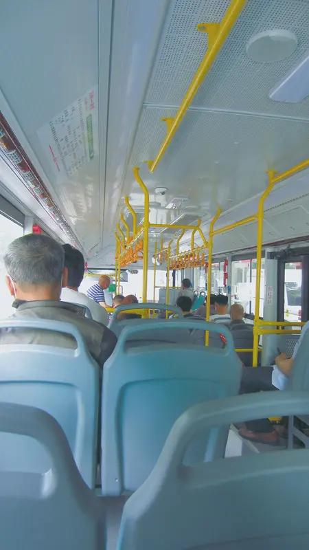 班主任冲向最后一排没收四本课外书 2025年12月18日晚的监控视频火了。江西一