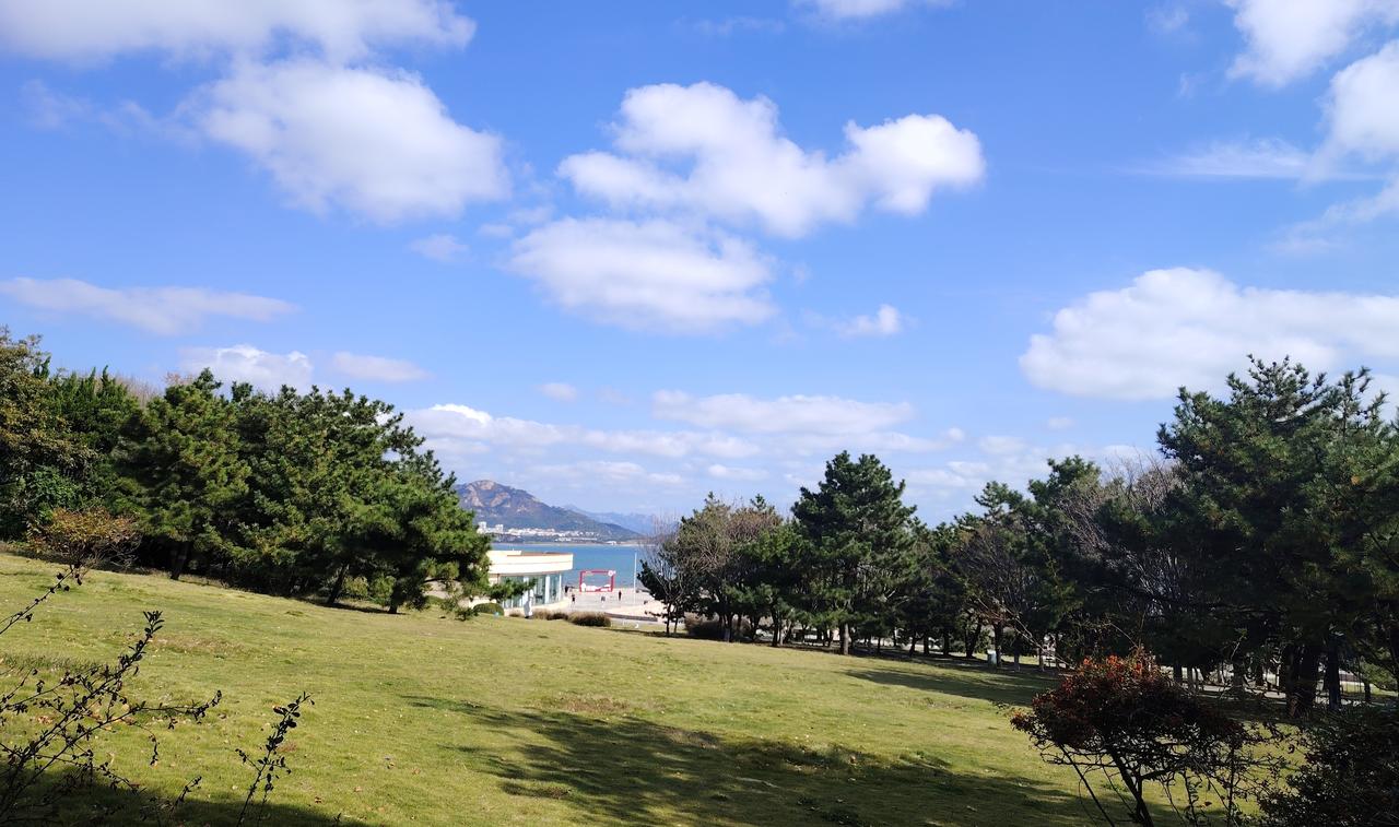 最近，一股较强冷空气影响我国中东部，未来几天，青岛也会受到波及，将迎来多云或小雨