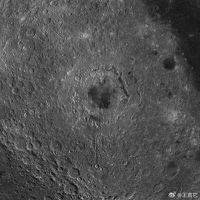 🚨 ：人类首次看到的直径 600 英里的月球陨石坑，被称为东方盆地。阿尔忒弥斯