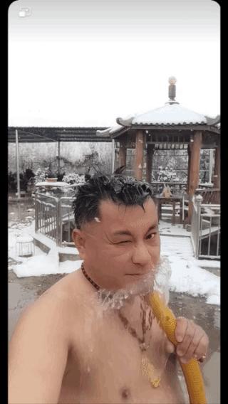 真豪横，
你大爷还是你大爷！
奔驰豪车，
黄金挂链，
偌大的后花园，
冰天雪地里