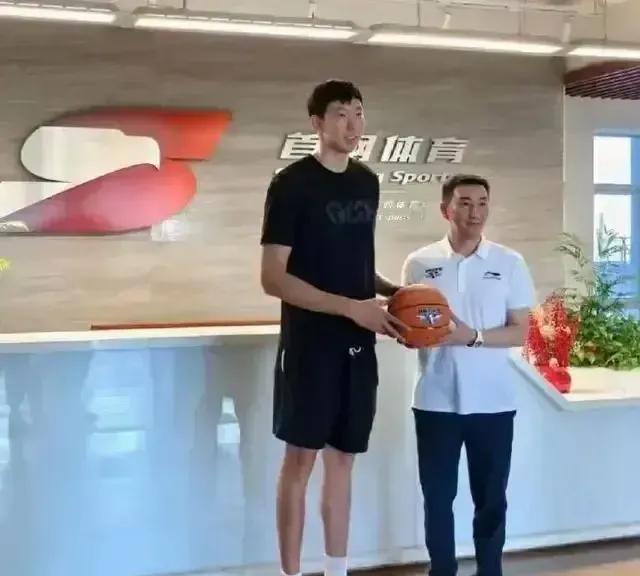 首钢男篮这回可是血本无归啊！花了大价钱签下周琦，这大魔王却成了摆设，一场球都没打