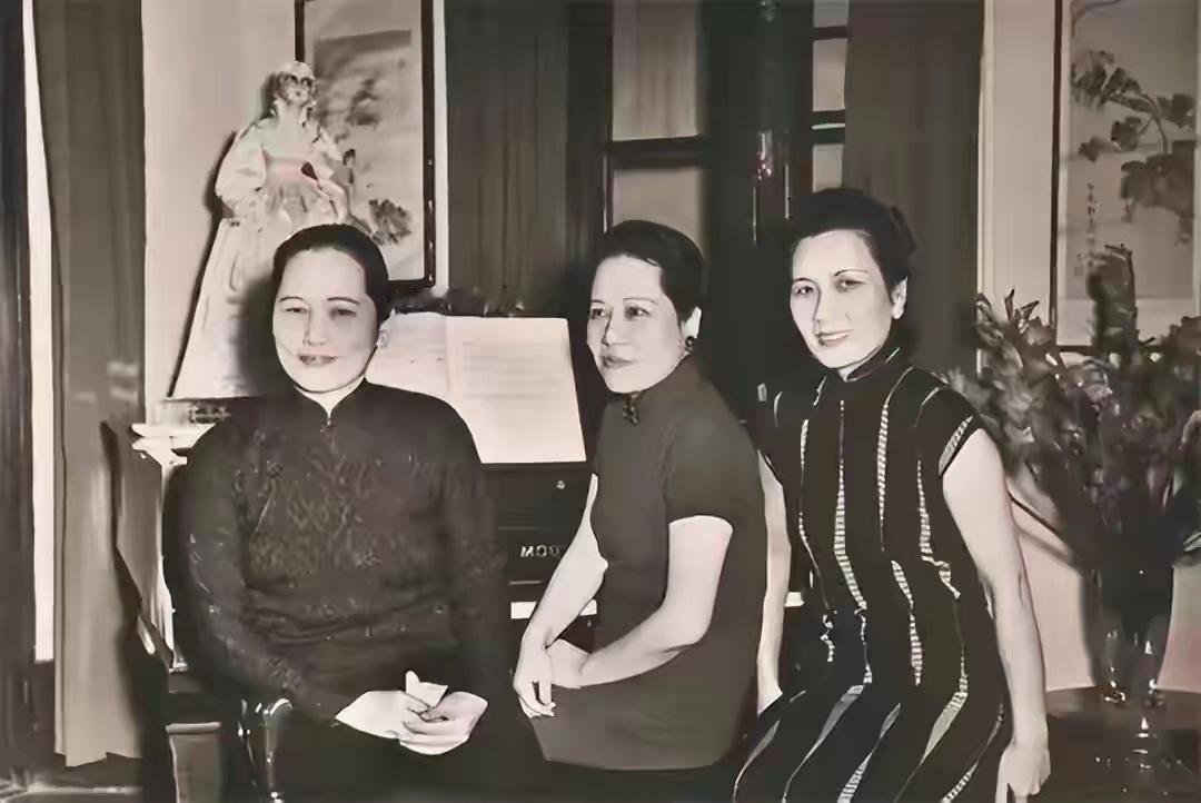 1943年，抗战期间，重庆拍摄的宋氏三姐妹同框照 