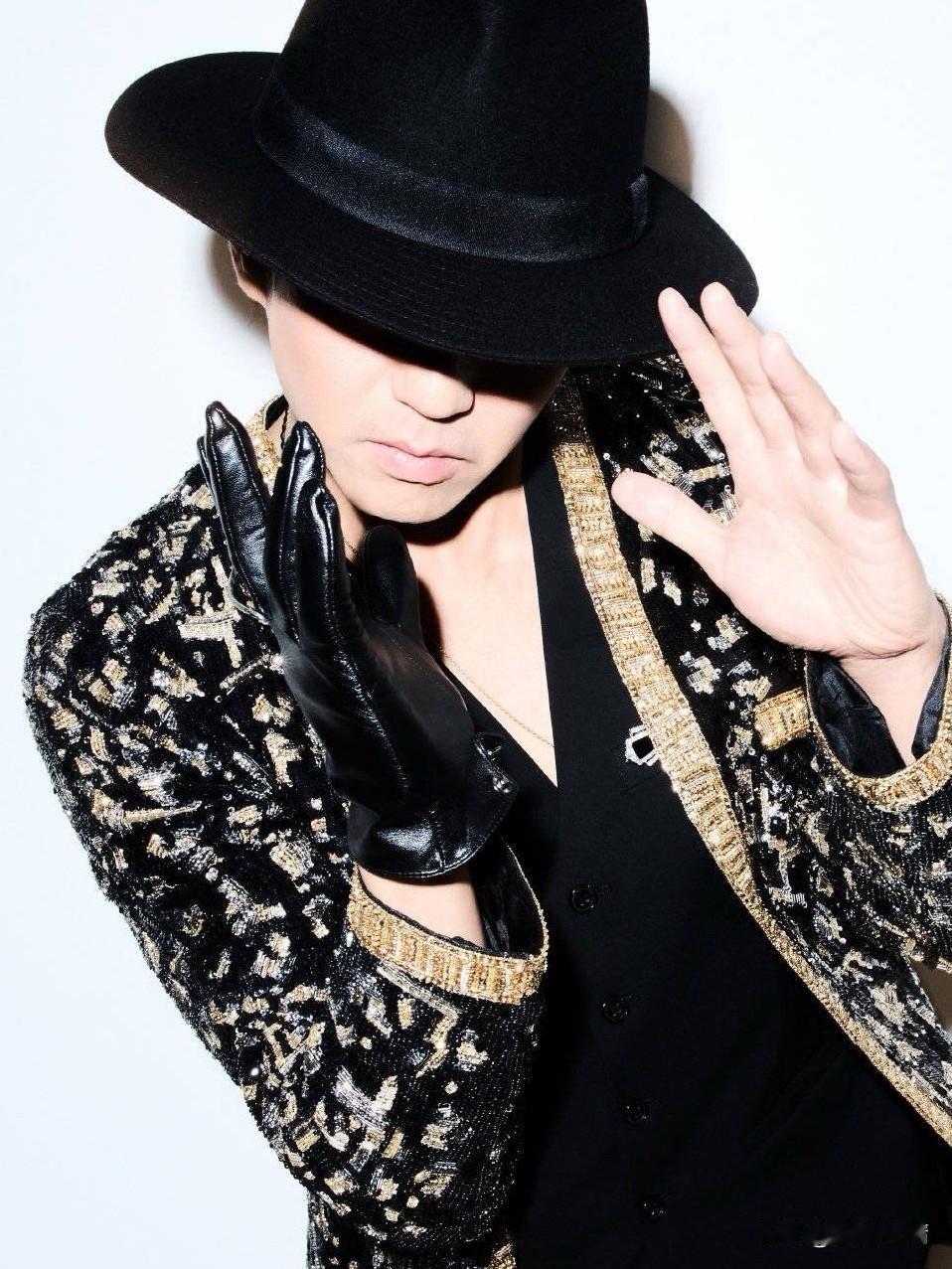 大家有没有发现，
年近50的邓超，
最近很不对劲？

要说昨晚跨年晚会谁最嗨，那